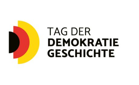 Schwarz, rot und goldene Halbkreise, Tag der Demokratiegeschichte
